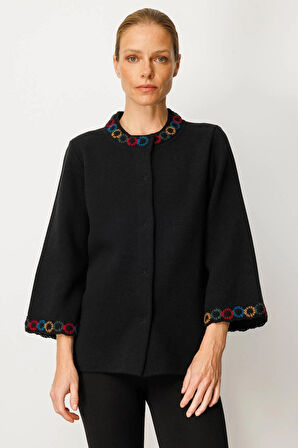 Kadın Yakası ve Kol Ağzı Tığlamalı Kısa Yün Ceket Siyah