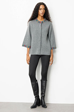 Kadın Yakası ve Kol Ağzı Tığlamalı Kısa Yün Ceket Füme