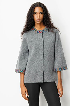 Kadın Yakası ve Kol Ağzı Tığlamalı Kısa Yün Ceket Füme