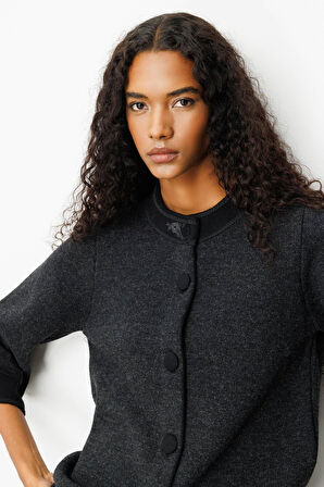 Kadın Dik Yaka Kolu ve Yakası Nakışlı Yün Ceket Siyah