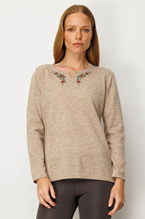 Kadın Sıfır Yaka Yaka Kenarı İşlemeli Yün Bluz K.Bej