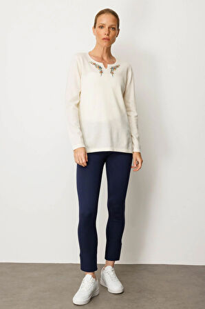 Kadın Sıfır Yaka Yaka Kenarı İşlemeli Yün Bluz Kemik