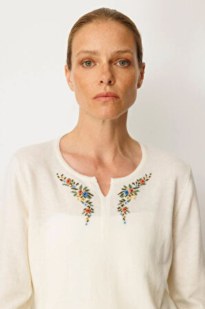 Kadın Sıfır Yaka Yaka Kenarı İşlemeli Yün Bluz Kemik