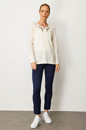 Kadın Sıfır Yaka Yaka Kenarı İşlemeli Yün Bluz Kemik