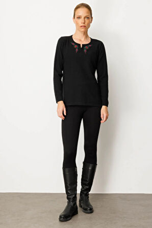 Kadın Sıfır Yaka Yaka Kenarı İşlemeli Yün Bluz Siyah