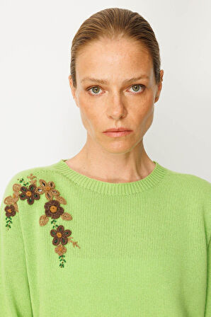 Kadın Sıfır Yaka Omuzu İşlemeli Yün Kazak A.E.Yeşili