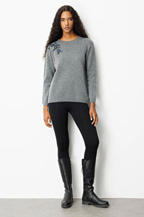 Kadın Sıfır Yaka Omuzu İşlemeli Yün Kazak Füme