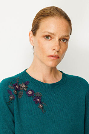 Kadın Sıfır Yaka Omuzu İşlemeli Yün Kazak K.Ö.başı