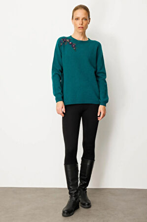 Kadın Sıfır Yaka Omuzu İşlemeli Yün Kazak K.Ö.başı