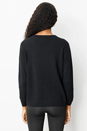 Kadın Sıfır Yaka Omuzu İşlemeli Yün Kazak Siyah