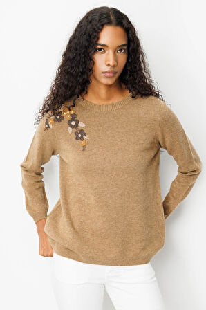 Kadın Sıfır Yaka Omuzu İşlemeli Yün Kazak V.Camel