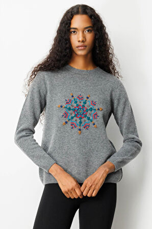 Kadın Sıfır Yaka Kartanesi İşlemeli Yün Kazak Füme