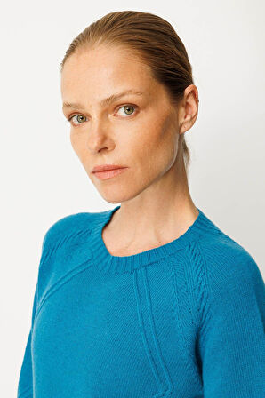 Kadın Sıfır Yaka Önü ve Kol Ortası Saç Örgü Yün Kazak A.Petrol