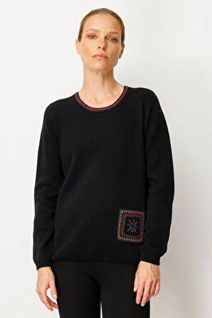 Kadın Sıfır Yaka Cebi ve Yakası Tığlamalı Yün Kazak Siyah