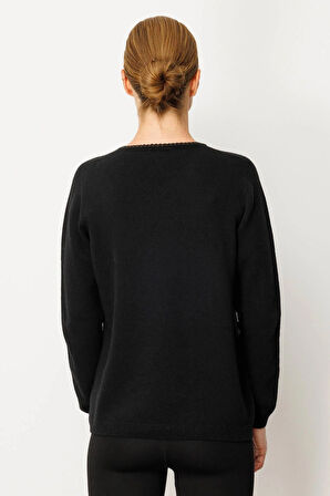 Kadın Sıfır Yaka Cebi ve Yakası Tığlamalı Yün Kazak Siyah