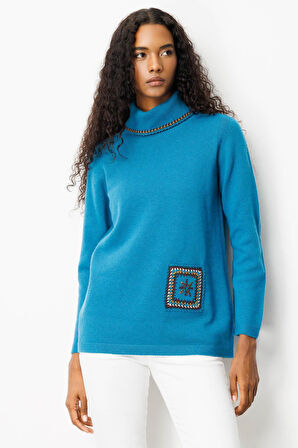 Kadın Degaje Yaka Cebi ve Yakası Tığlamalı Yün Kazak A.Petrol