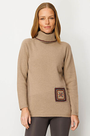 Kadın Degaje Yaka Cebi ve Yakası Tığlamalı Yün Kazak Bej