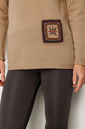 Kadın Degaje Yaka Cebi ve Yakası Tığlamalı Yün Kazak Bej