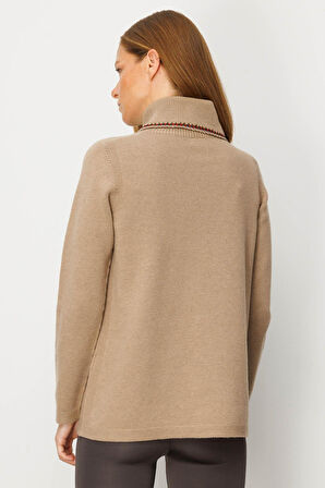 Kadın Degaje Yaka Cebi ve Yakası Tığlamalı Yün Kazak Bej