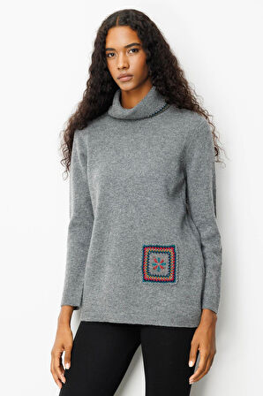 Kadın Degaje Yaka Cebi ve Yakası Tığlamalı Yün Kazak Füme