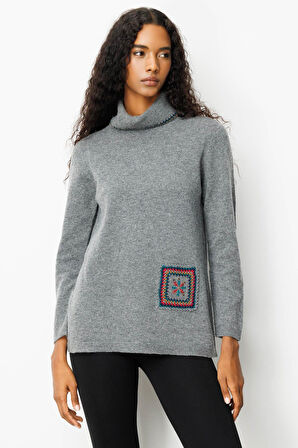 Kadın Degaje Yaka Cebi ve Yakası Tığlamalı Yün Kazak Füme