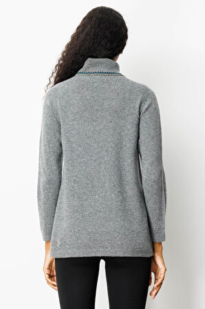 Kadın Degaje Yaka Cebi ve Yakası Tığlamalı Yün Kazak Füme