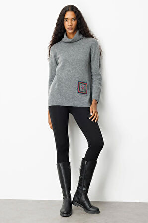 Kadın Degaje Yaka Cebi ve Yakası Tığlamalı Yün Kazak Füme