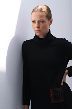 Kadın Degaje Yaka Cebi ve Yakası Tığlamalı Yün Kazak Siyah