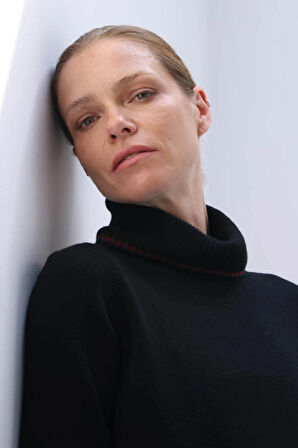 Kadın Degaje Yaka Cebi ve Yakası Tığlamalı Yün Kazak Siyah