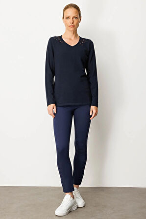 Kadın V Yaka Omuzları Boncuk İşlemeli Bluz K.Lacivert