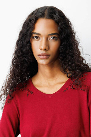 Kadın V Yaka Omuzları Boncuk İşlemeli Bluz Vişne