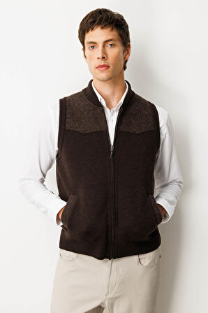 Erkek Hakim Yaka Göğsü ve Cebi Keçe Yün Yelek K.Kahve