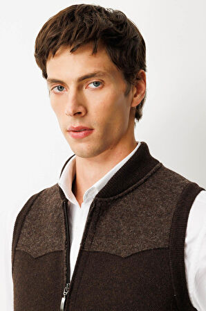 Erkek Hakim Yaka Göğsü ve Cebi Keçe Yün Yelek K.Kahve