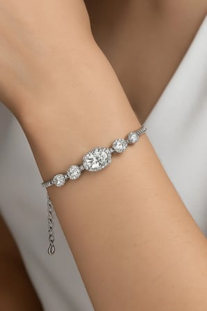 925 Ayar Gümüş Luxury Silver Gümüş Taşlı Zarif Kadın Bileklik – Ayarlanabilir Zincirli, Işıltılı