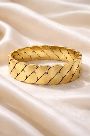 Geniş Yaprak Formlu Gold Kelepçe Bileklik – Kapalı Form, Premium Tasarım