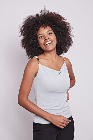 Likralı Krep Penye Degaje Yaka Aksesuar Detaylı Kolsuz Bluz-Gri