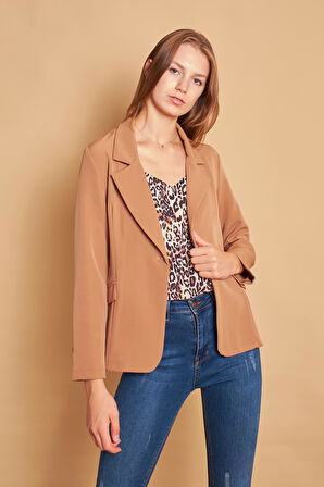 Yakalı Cep Kapaklı Uzun Kol Hafif Likralı Kumaş Ofis Blazer Ceket-Camel
