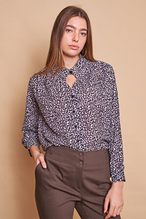 Desenli Önü V Yakalı Omuzları Pileli Uzun Kol Likrasız Şık Kumaş Gömlek-Bej Desen