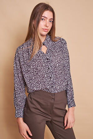 Desenli Önü V Yakalı Omuzları Pileli Uzun Kol Likrasız Şık Kumaş Gömlek-Bej Desen