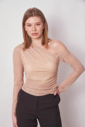 Kadın Desenli Tül Omuzu Beli Büzgülü Omuz Dekolteli Uzun Kol Likralı Şık Bluz-Bej Puan