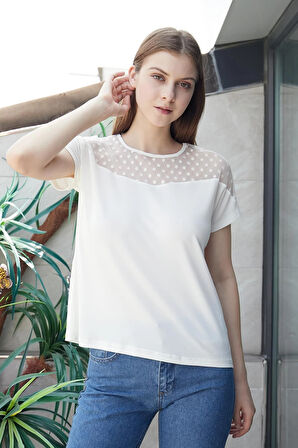 Kadın Likralı Krep Kumaş Puanlı Tül Detaylı Geniş Sıfır Yaka Düşük Omuzlu Bluz -Krem 