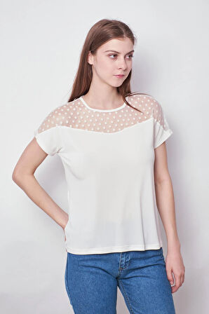 Kadın Likralı Krep Kumaş Puanlı Tül Detaylı Geniş Sıfır Yaka Düşük Omuzlu Bluz -Krem 