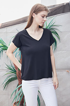 Kadın Likralı Krep Kumaş Puanlı Tül Detaylı V Yaka Düşük Omuzlu Bluz -Siyah 