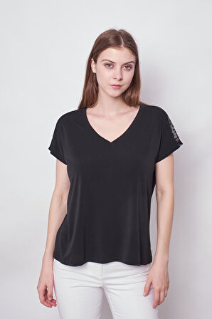 Kadın Likralı Krep Kumaş Puanlı Tül Detaylı V Yaka Düşük Omuzlu Bluz -Siyah 