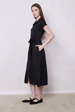 %100  Iyocell Akıcı Şık Kumaş Yakalı Düşük Omuzlu Duble Kollu Bağcıklı Midi Boy Diz Altı Elbise-Siyah 