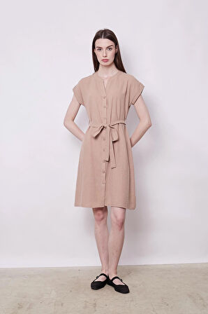 Keten Karışımlı Hakim Yaka Düşük Omuzlu Beli Bağcıklı Düğmeli Diz Boy Günlük Elbise-Camel