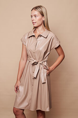 Kadın Hafif Likralı Ekolojik Deri Yakalı Düşük Omuzlu Yan Cepli Düğmeli Diz Boy Elbise-Bej