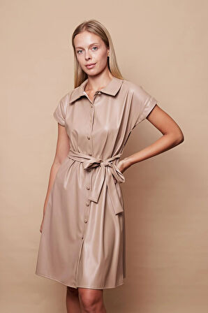 Kadın Hafif Likralı Ekolojik Deri Yakalı Düşük Omuzlu Yan Cepli Düğmeli Diz Boy Elbise-Bej