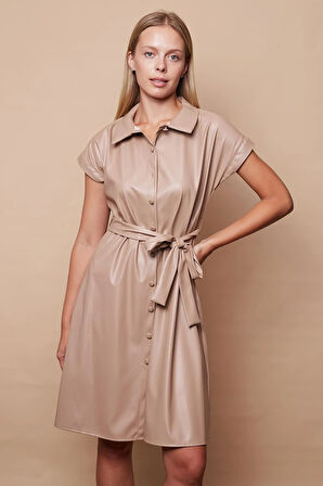 Kadın Hafif Likralı Ekolojik Deri Yakalı Düşük Omuzlu Yan Cepli Düğmeli Diz Boy Elbise-Bej