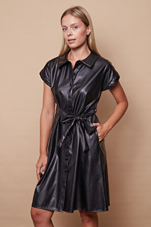 Kadın Hafif Likralı Ekolojik Deri Yakalı Düşük Omuzlu Yan Cepli Düğmeli Diz Boy Elbise-Siyah